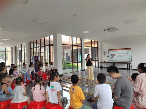 各族青少年一同学习跳竹竿舞。 （钟珺滢 供图）