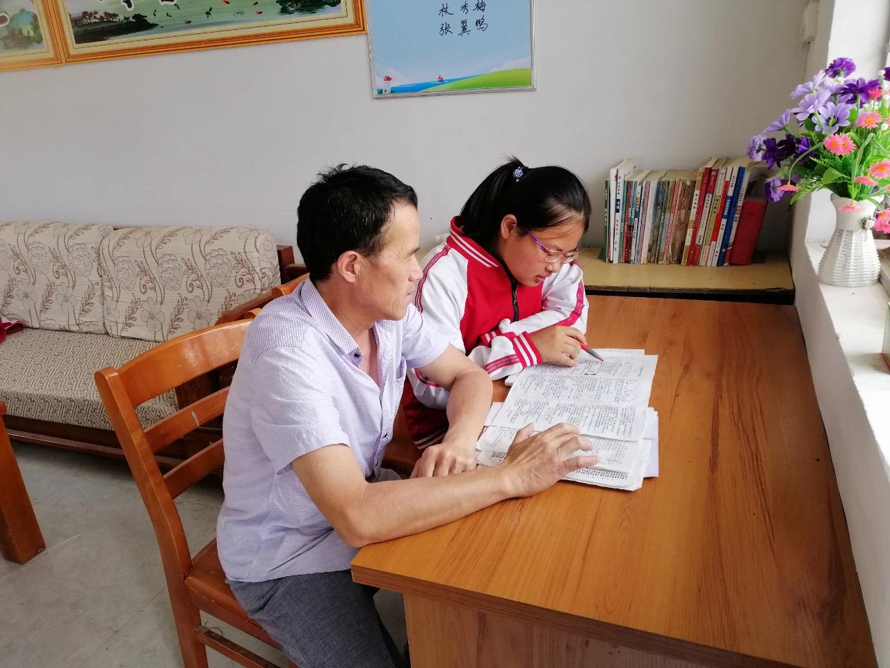 盲眼教师卢文建：用“0.01”的微光照亮孩子们的成长路