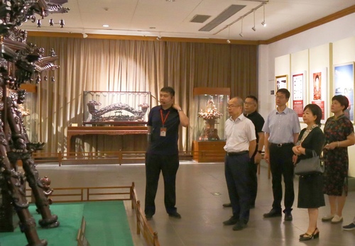 1. 委员们参观中国紫檀博物馆