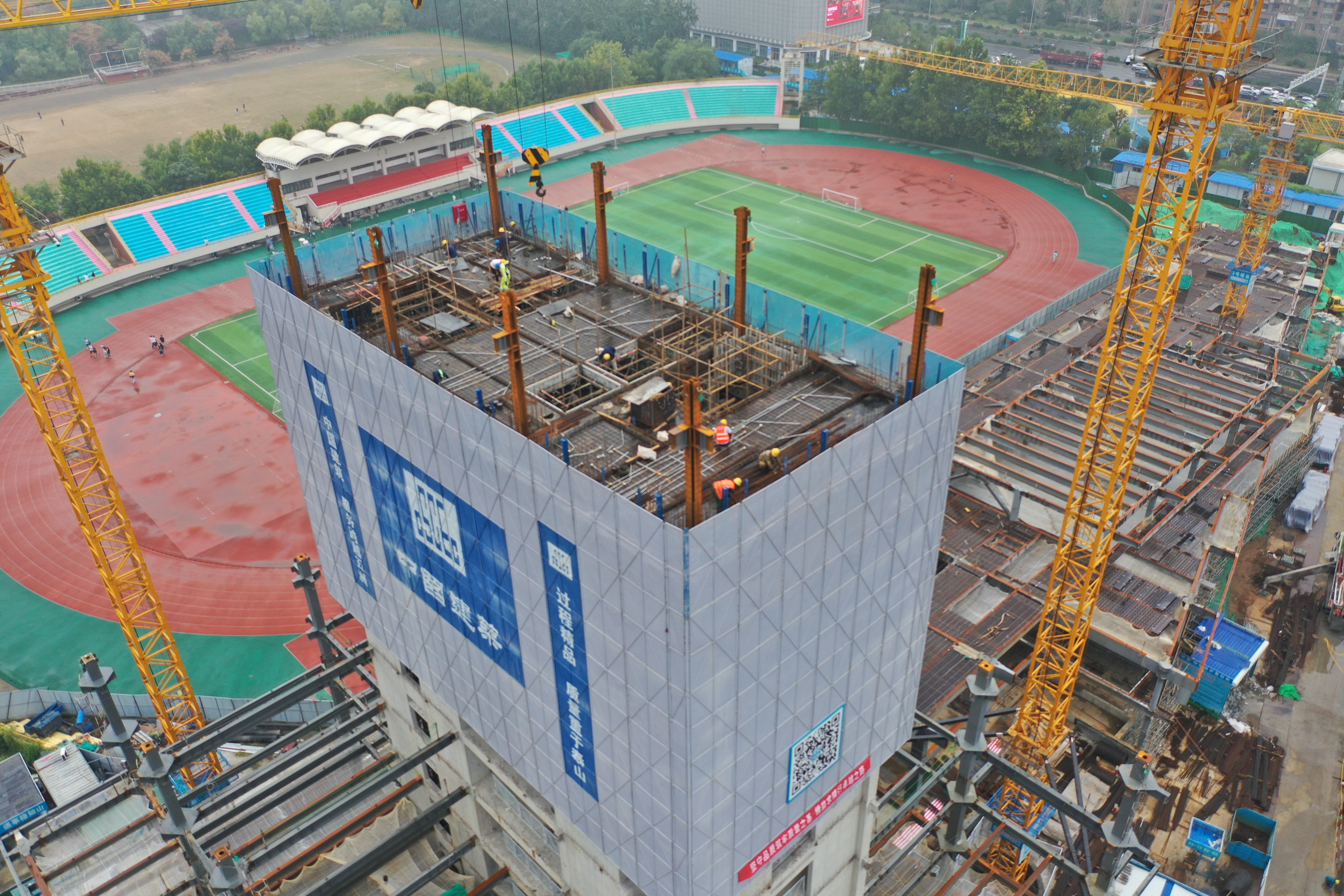 山建大绿建项目紧张有序进行钢结构施工
