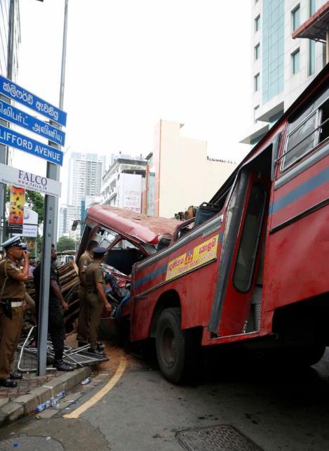 斯里兰卡一公交车被大树砸中5人死亡
