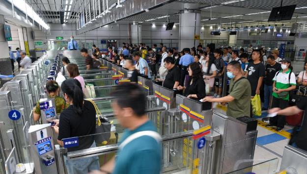 双节假期深圳湾口岸刷新今年单日出入境人数新高