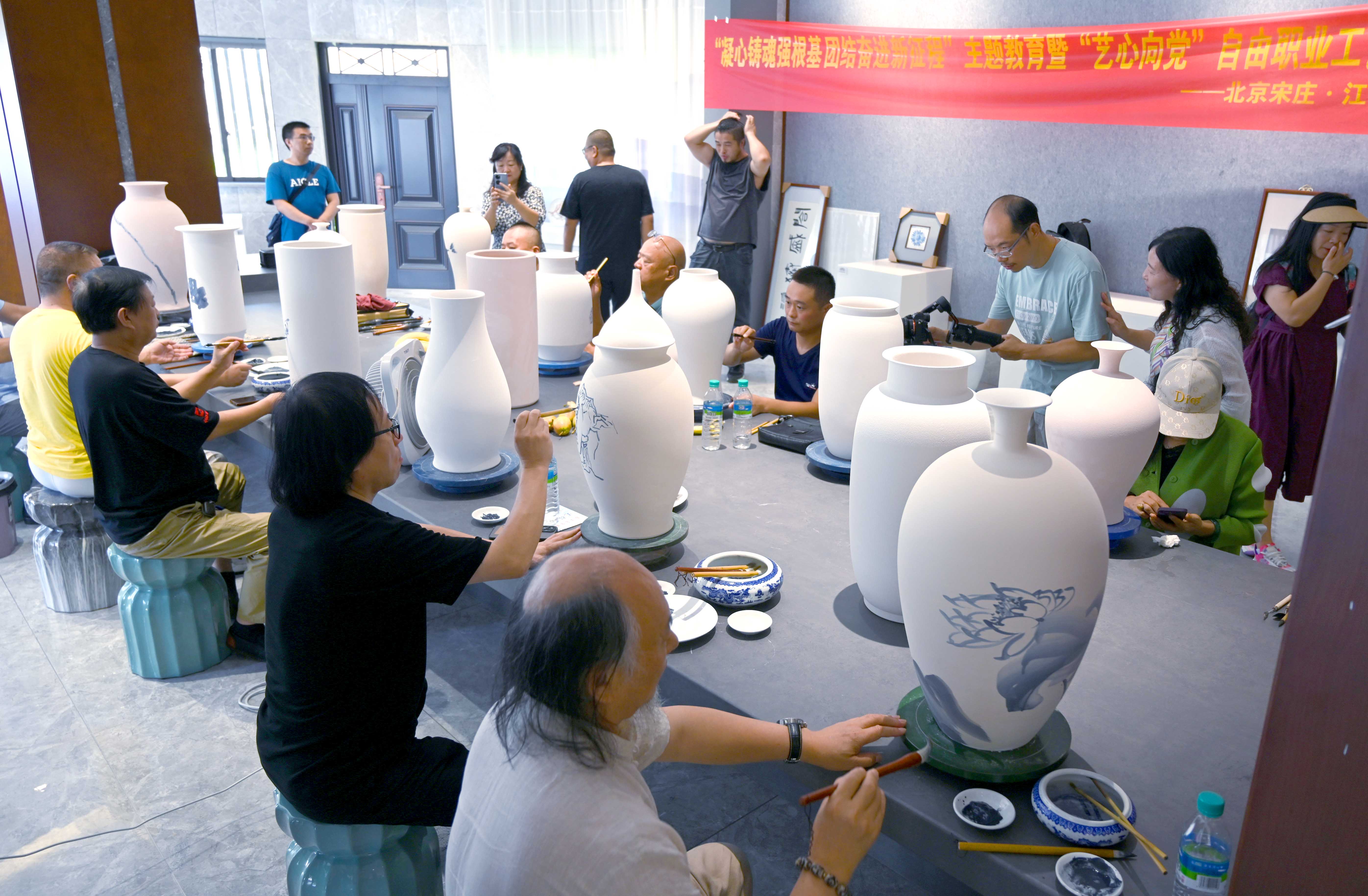 宋庄景德镇新阶层人士联谊共建成果展开幕