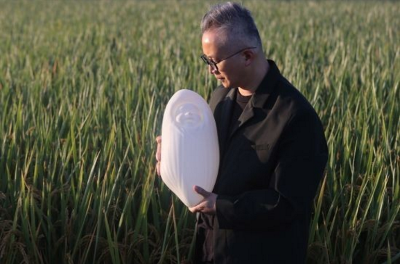 “大米宝宝”行为艺术在沪上演，呼吁珍惜粮食