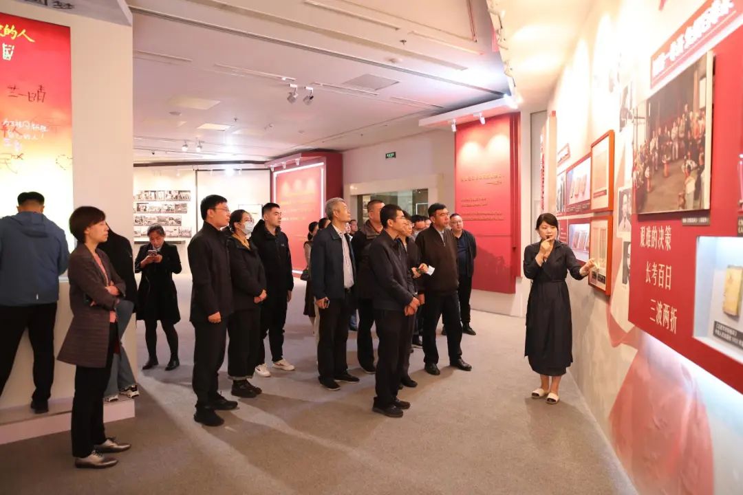 台盟中央机关组织参观“坐标——中国现代文学馆馆藏革命文物特展”