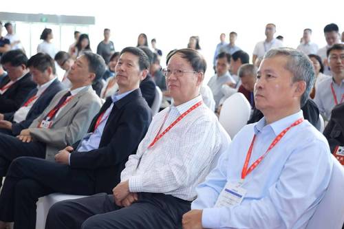 展览会上，与会嘉宾在了解参展船舶的详细情况2
