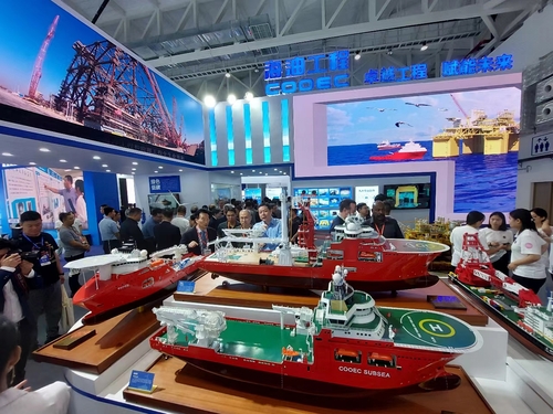 展览会上，与会嘉宾在了解参展船舶的详细情况3