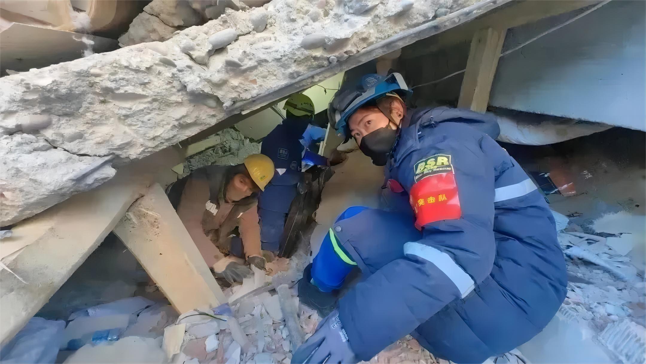 公益救援路上的“铿锵玫瑰”