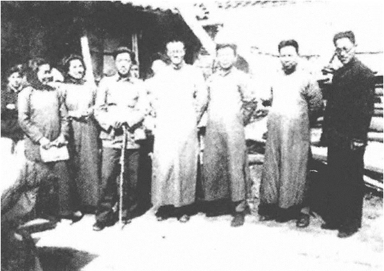 在北平大学女子文理学院任职时的范文澜（右四）