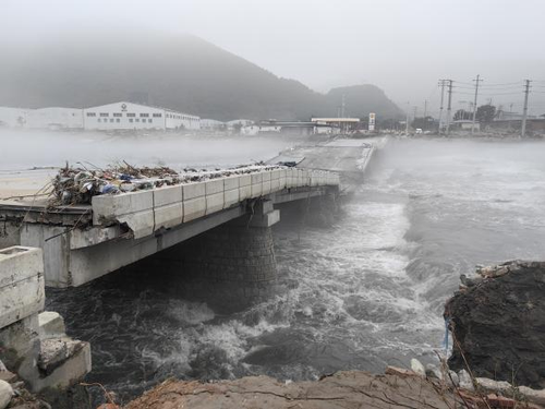 图为北京夏季暴雨中房山区河北镇磁家务1号桥被冲毁。