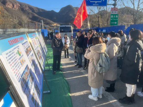北京市房山区发展和改革委员会副主任何铭华向记者介绍房山区灾后重建工作情况。（人民政协网供图）