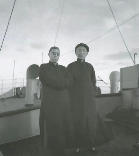 △1948年11月，马叙伦（左）与郭沫若于所乘“华中号”。