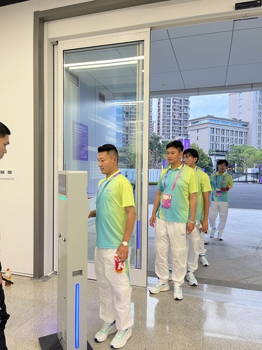 志愿者排队进场培训，第一个为扎巴南加。（人民政协报社 ，受访者供图）