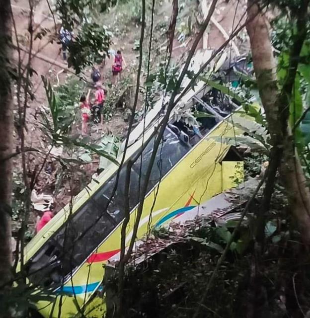 菲律宾一客车坠谷已致27人死亡