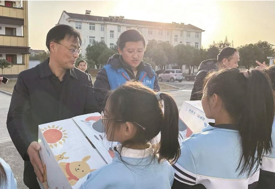 “一起努力，让这个冬天暖暖的……”