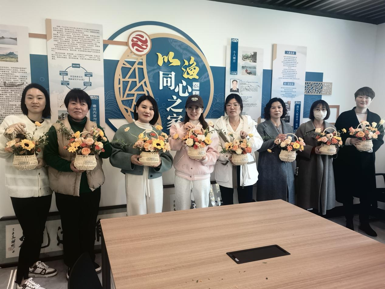 以花会友叙乡情 以渔同心荟举办插花活动