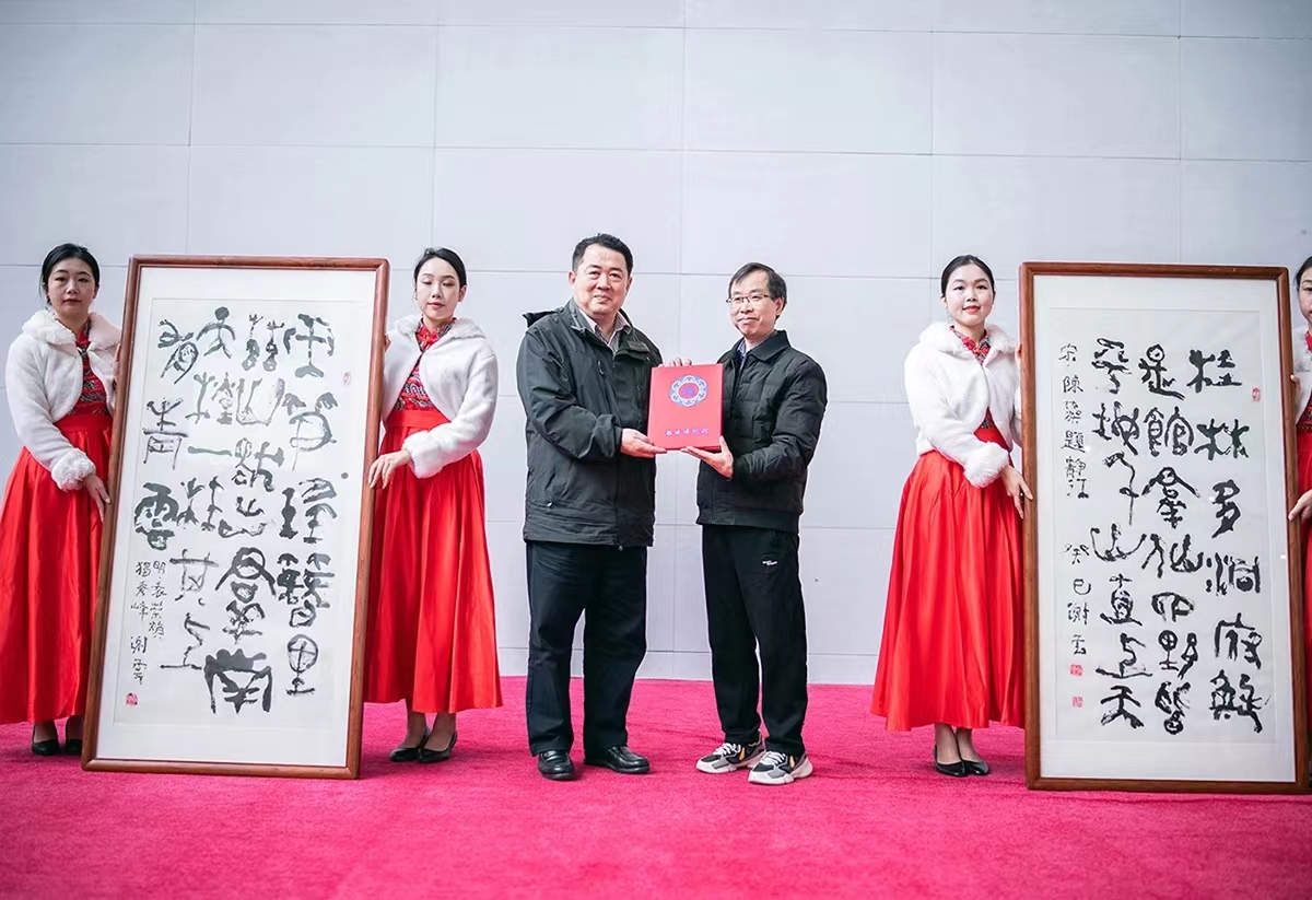 “笔底烟霞堪化蝶－谢云书画展”暨谢云作品捐赠仪式在桂林博物馆开幕