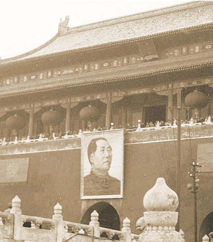 ▲毛主席画像下面可以看到“人民的胜利”5个字3