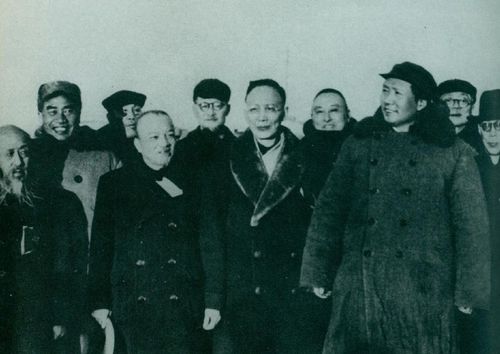 1 1949年3月25日，毛泽东、朱德进入北平，在西苑机场同沈钧儒、李济深、郭沫若等亲切会面。