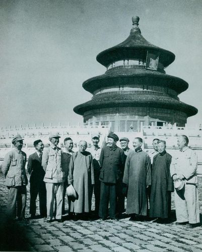 3 1949年9月19日，毛泽东邀请部分民主人士游览天坛。