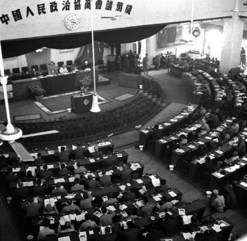 4 1949年9月21日，中国人民政治协商会议第一届全体会议在北平中南海怀仁堂隆重开幕，会议选出了由毛泽东任主席的政协全国委员会