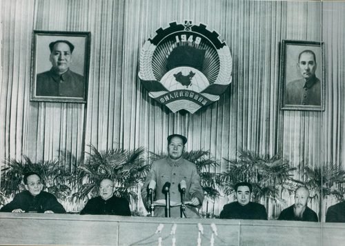 8 1954年12月21日，毛泽东主持政协二届一次会议开幕式。会议推举毛泽东为全国政协名誉主席，选举周恩来为全国政协主席。