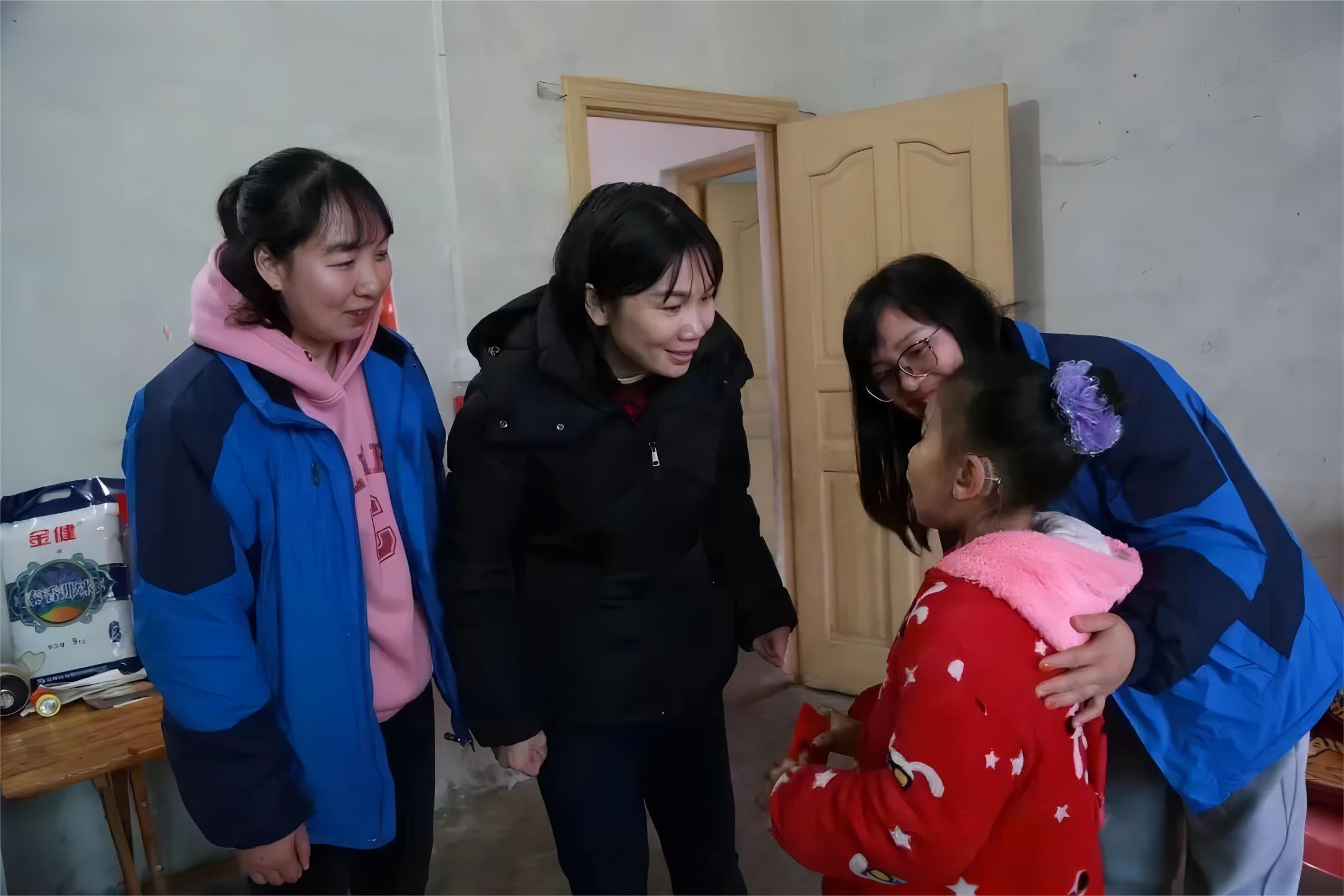 大手牵小手“播种”新希望