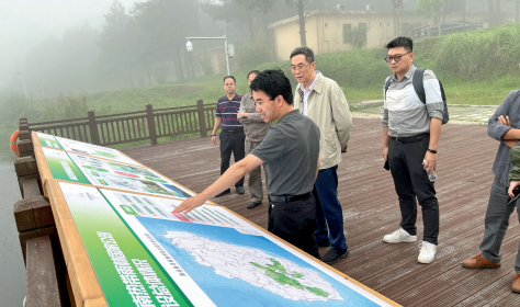 2022 年 5 月 17— 19  日，连介德（左二）在海南省保亭县海南热带雨林国家公园开展推 动生态产品价值实现的课题调研