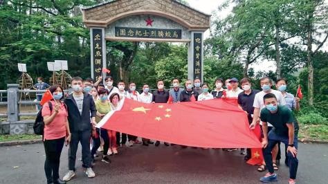 2021 年 6 月，姚志胜（后排左六）组织香港统促总会举办“缅怀抗日英雄学习爱国历 史”活动。