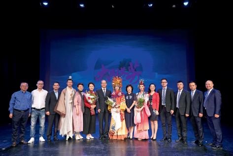 “亲情中华 • 美丽四川”艺术团走进希腊，向当地侨胞和国际友人展示巴蜀文化（右五 为刘以勤）