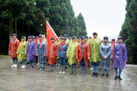 2018 年 4 月，梁安琪组织 100 名员工前往井冈山开展爱国教育