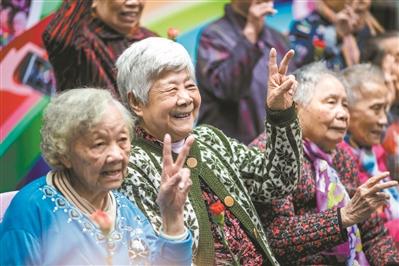 推进社会救助立法养老服务立法