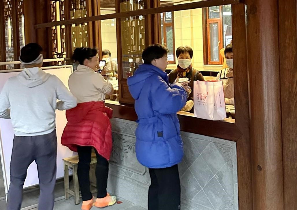 杭州临安：卧龙寺连续施粥祈福十余载