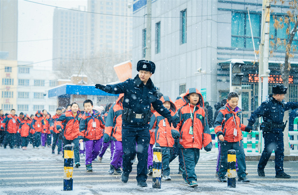 乌鲁木齐市米东区公安分局民警开展雪中“护学岗”，切实保障学生出行安全。王达 摄