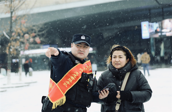 在乌鲁木齐新客站，乌鲁木齐市公安局特警五支队的志愿服务队开展服务引导工作。白桦 摄