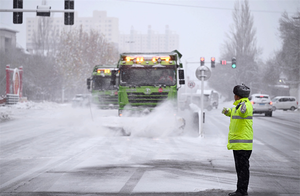 在新疆霍尔果斯市，扫雪车正在清雪。王博 摄