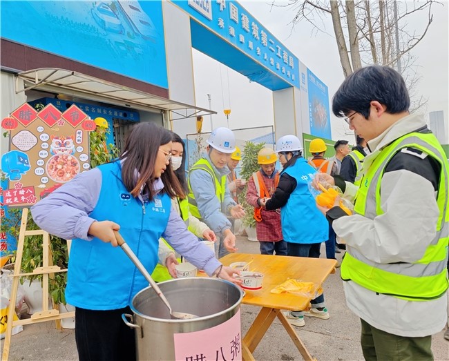 四川：建筑工地温暖迎“腊八”