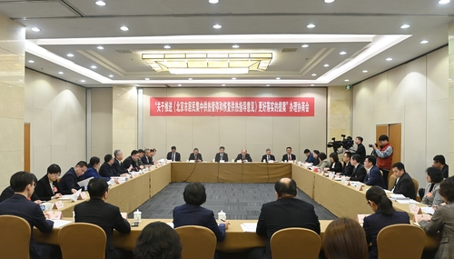 1月23日下午，正在举行的北京市政协十四届二次会议上，两场提案办理协商会举行。两场提案协商会分别聚焦居民暂停和恢复供热、社会化托育机构转普惠主题，委员们与多个委办局面对面提问题、摆现状、谈举措，共同推进提案更好地落实，探讨相关问题解决的路径。