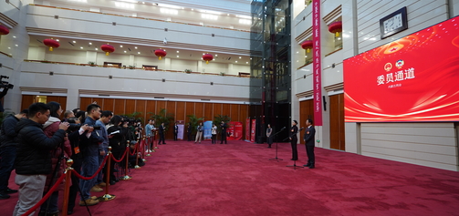   传递发展信心！内蒙古自治区政协十三届二次会议首场“委员通道”举行