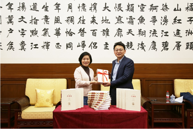 新疆克州党委向国家图书馆捐赠《玛纳斯》（汉文全译本）
