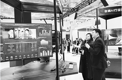 截至2023年底，我国国内（不含港澳台）高价值发明专利拥有量达到166.5万件。图为人们在大连世界博览广场观看专利项目和产品。