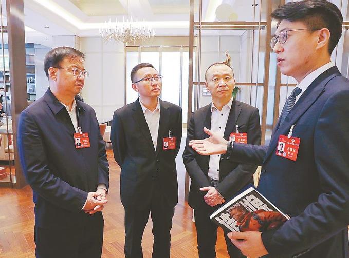 会间议政忙