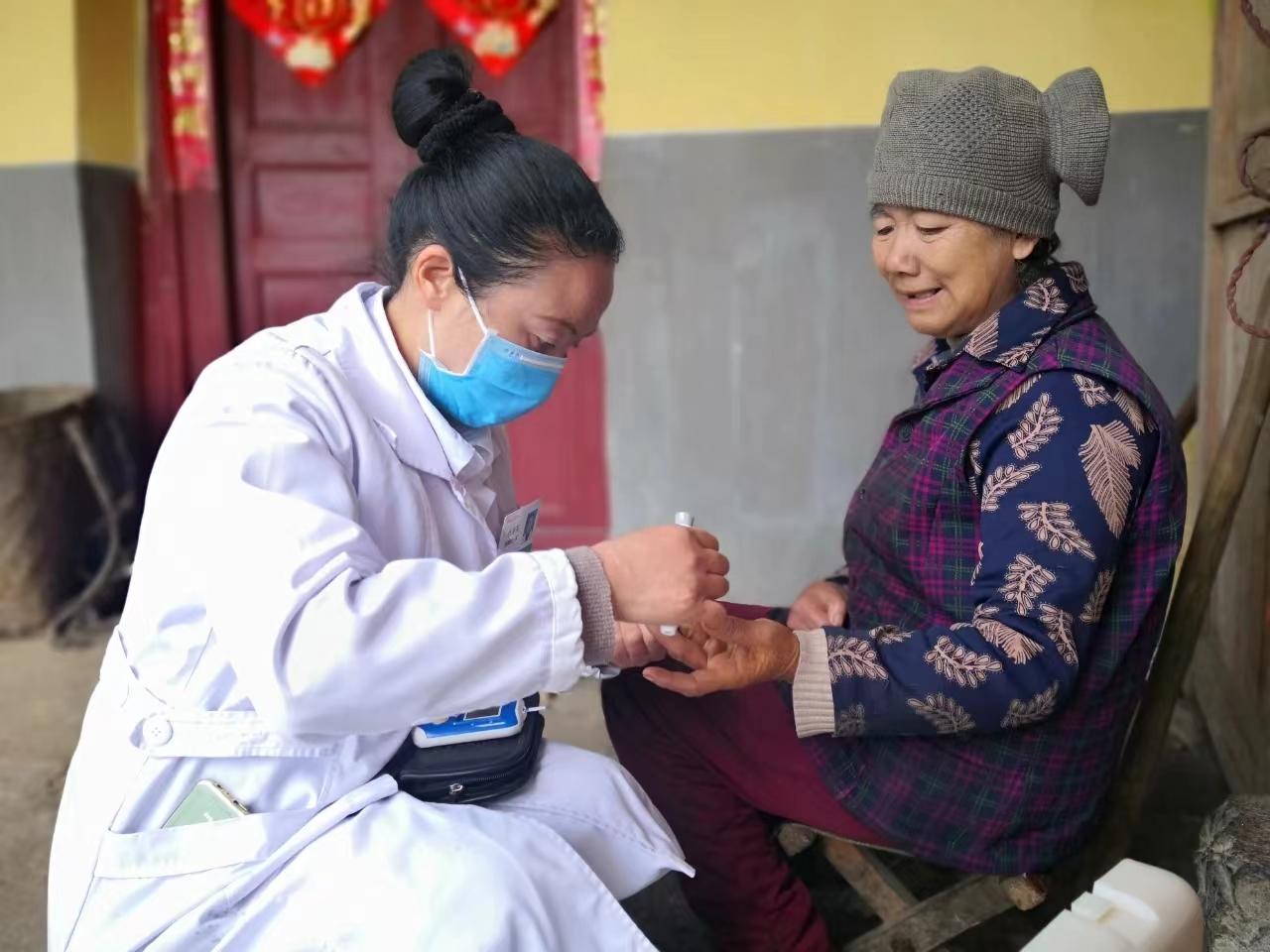 全国人大代表杨莲英：乡村路上，“把脉问诊”解民忧