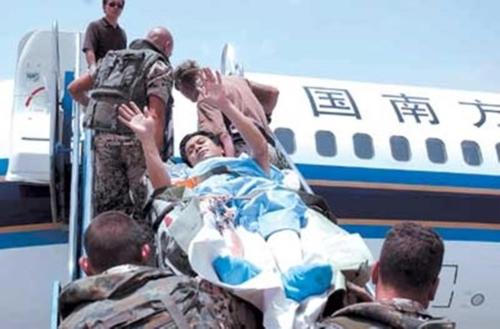 外交为民(分离图)重伤员席守忠挥手告别。(4164934)-20240321094453_爱奇艺