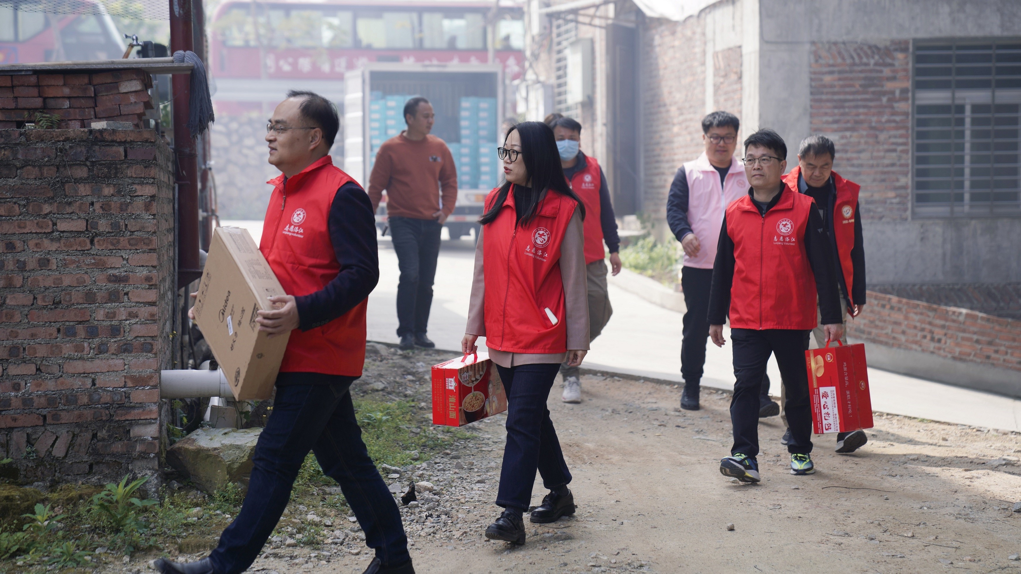 泉州洛江：春风暖三月 “益”起学雷锋