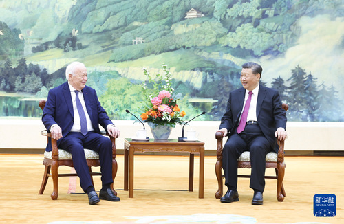 4月8日，国家主席习近平在北京人民大会堂会见法国梅里埃基金会主席梅里埃夫妇。这是习近平与梅里埃交谈。 新华社记者 黄敬文 摄