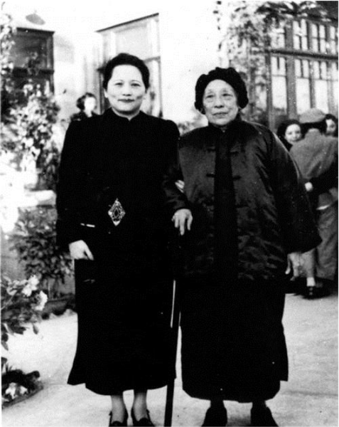 宋庆龄（左）与何香凝