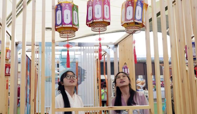 上海：逛国风市集 展华服魅力
