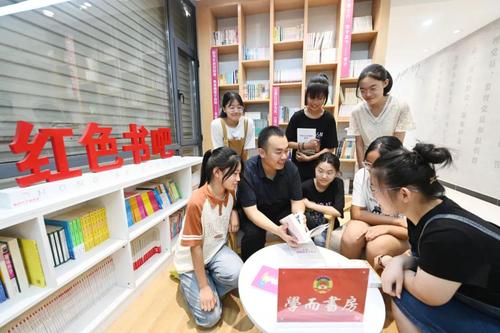 △学生们在阅读。人民政协报·人民政协网记者 贾宁摄