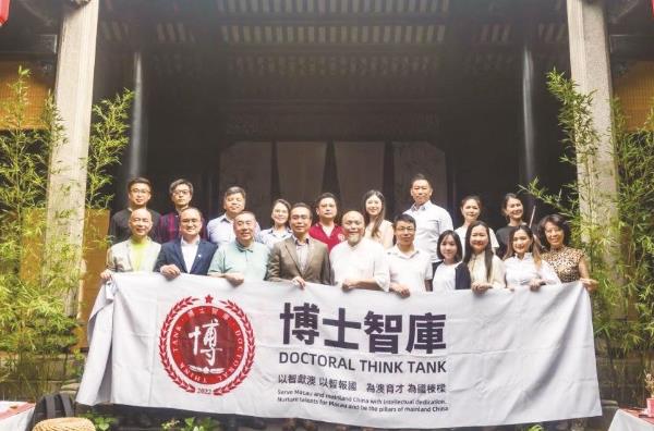 澳门博士智库：“我愿意，做一座桥！”